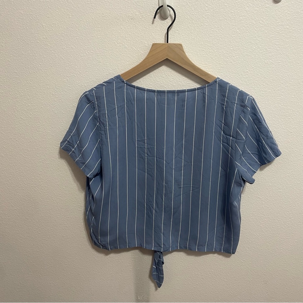 Forever 21 Cropped Blue Pinstripe Short-Sleeve Top - Picture 2 of 3